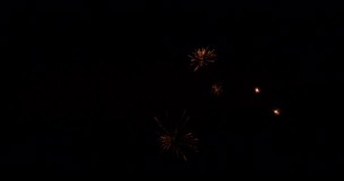 Gece gökyüzüne saçılmış havai fişek videosu.