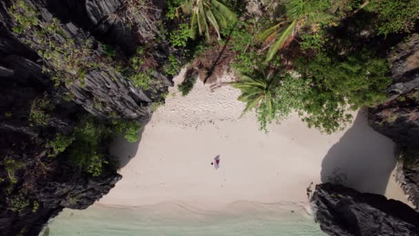 Foto Aérea Una Mujer Tomando Sol Playa Entalula — Vídeos de Stock