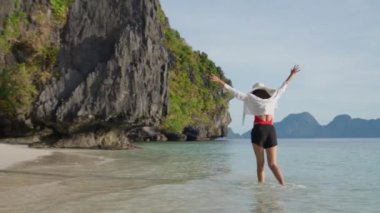 Kadınlar ayaklarını denize daldırmaktan hoşlanır.