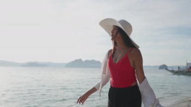 Kadın kumsalda yavaş çekimde eğleniyor.