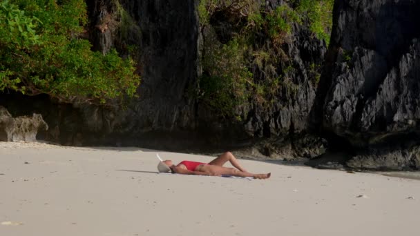 Kobieta Genty Masuje Brzuch Podczas Opalania Się Pod Słońcem Entalula — Wideo stockowe