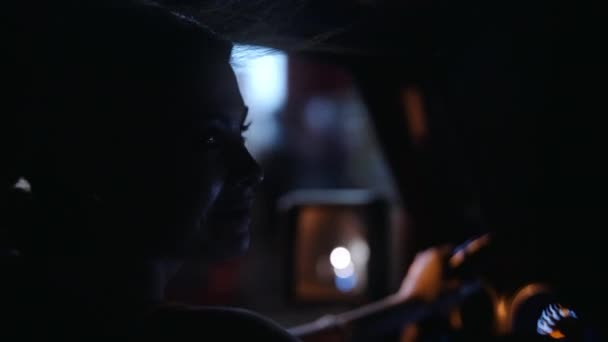 Kadın Sürücü Seyahat Ederken Yolcuya Alaycı Bir Şekilde Gülümsüyor — Stok video