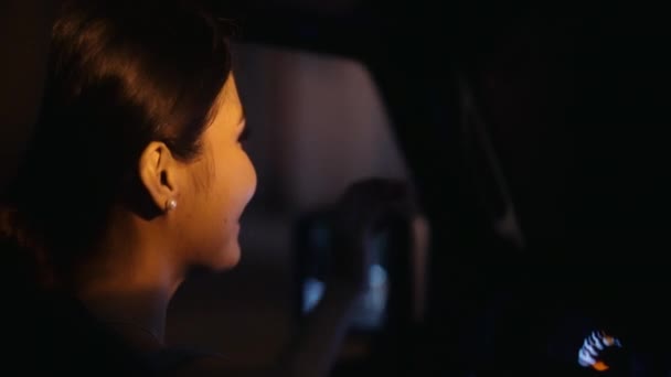 Жінка Яка Вночі Їздить Автомобілем Місті Усміхається Брюнетт — стокове відео