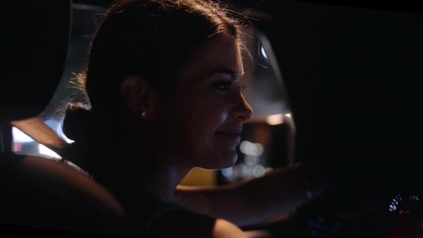 Kadın Sürücü Arabasında Müzik Dinlerken Gülümser Başını Sallar — Stok video