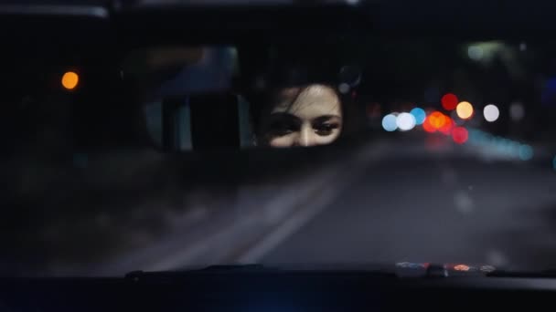 Жінка Їде Вночі Дзеркало Заднього Виду Ловить Очі — стокове відео