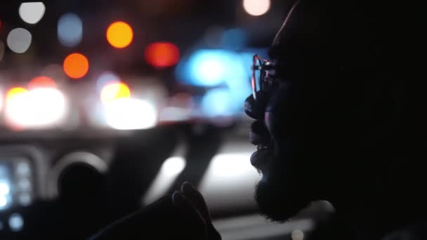 Homem Com Óculos Pisca Motorista Morde Lábios Enquanto Viaja Noite — Vídeo de Stock