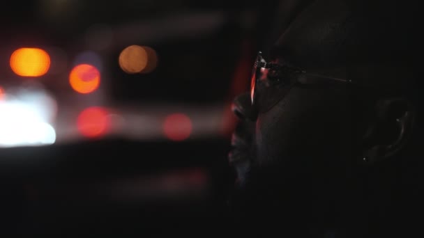 Homem Com Óculos Olhando Para Lado Dentro Carro — Vídeo de Stock