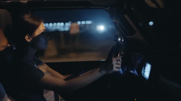 Femme Conduisant Avec Ami Vérifie Route Opposée Tout Voyageant Nuit — Video