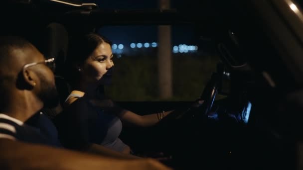 Mujer Toma Mano Sonríe Pasajero Mientras Conduce Por Noche — Vídeos de Stock