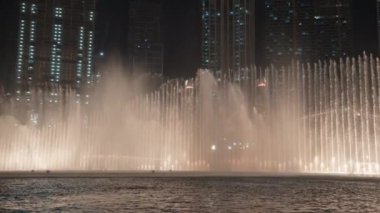 Dubai çeşmesinin taşan sularını gösteren soldan sağa bir video.