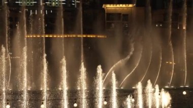 Dubai 'nin aydınlanmış çeşmesini sallanan bir hareketle gösteren bir video.