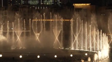 Dubai çeşmesinin dans eden sularını dairesel bir şekilde gösteren bir video.