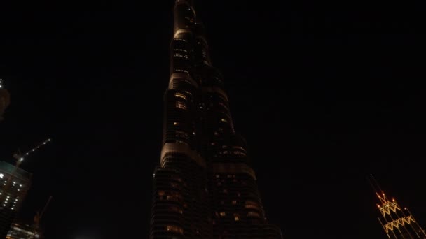Eine Flache Aufnahme Zeigt Den Burj Khalifa Mit Flirrenden Lichteffekten — Stockvideo