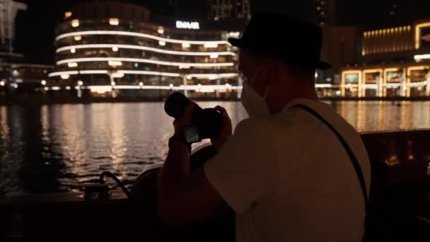 Göl Kenarındaki Bir Fotoğrafçının Alçak Açılı Bir Gökdelenin Fotoğrafını Çektiği — Stok video