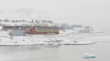 Ilulissat 'ta kış boyunca elektrik santralinin manzarası