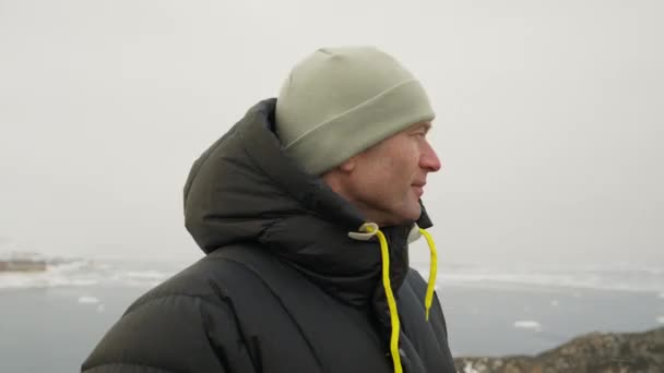 Μέτριο Κοντινό Πλάνο Ενός Άνδρα Που Φοράει Χειμερινά Ρούχα Κοιτάζοντας — Αρχείο Βίντεο