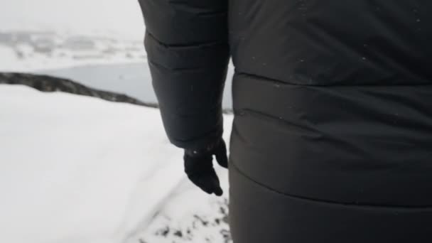 Alpinista Delikatnie Popycha Śnieg Kierunku Krawędzi Klifu Ilulissat — Wideo stockowe
