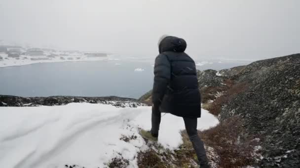 Homme Saute Sur Neige Vers Sommet Une Montagne Ilulissat — Video