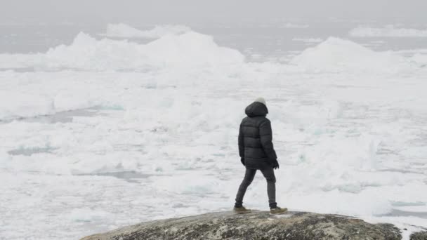 Široký Záběr Muže Jak Zastavuje Aby Ilulissatu Podíval Ledovce — Stock video
