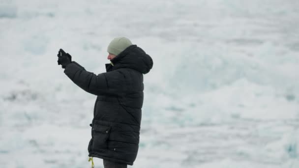 Adamın Biri Ilulissat Etrafındaki Buzdağlarının Videosunu Çekiyor — Stok video