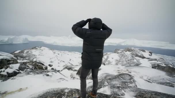 Ευρεία Βολή Ενός Άνδρα Στην Κορυφή Ενός Χιονισμένου Βουνού Που — Αρχείο Βίντεο