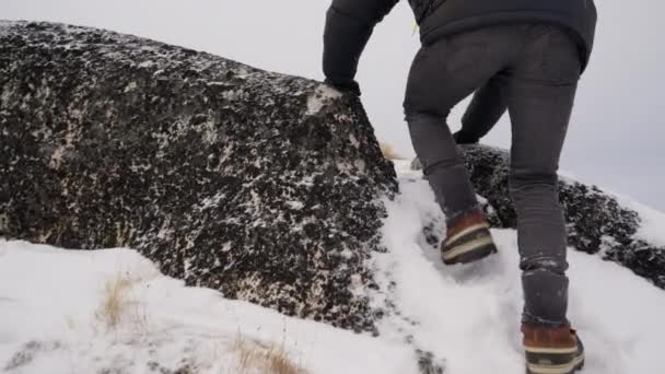 Отслеживающий Снимок Человека Перелезающего Через Скалу Снежный День Илулиссате — стоковое видео