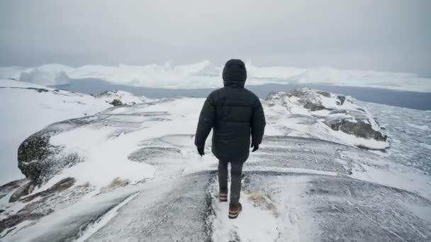 Široký Záběr Horolezce Jeho Zimní Výbavě Zasněžené Horské Stezce Ilulissat — Stock video