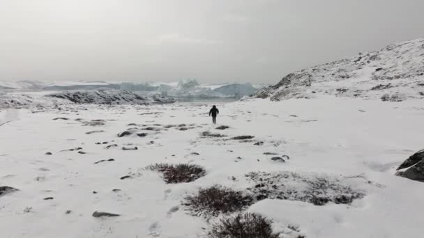 Ekstremalne Szerokie Ujęcie Mężczyzny Zostawiającego Ślady Zaśnieżonym Polu Ilulissat — Wideo stockowe