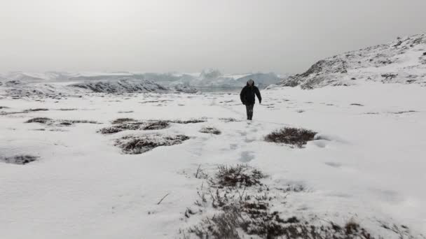 Extremo Plano Hombre Siguiendo Las Huellas Dejadas Nieve Ilulissat — Vídeos de Stock