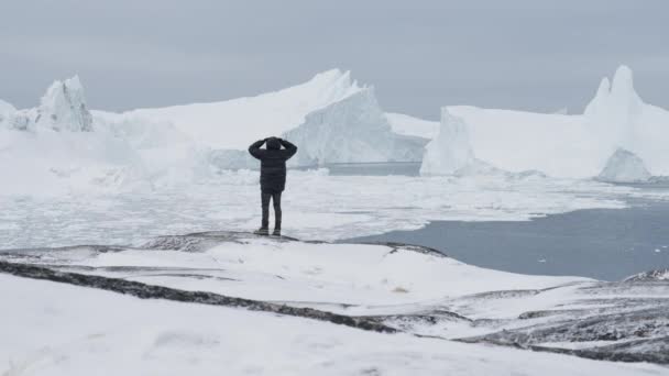 Ένας Άνδρας Βλέπει Τους Παγετώνες Στην Άκρη Ενός Βουνού Ενώ — Αρχείο Βίντεο