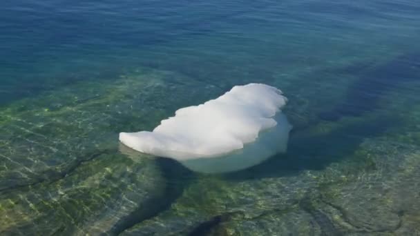 Colpo Medio Iceberg Ondeggiante Galleggiante Sul Mare Ilulissat — Video Stock