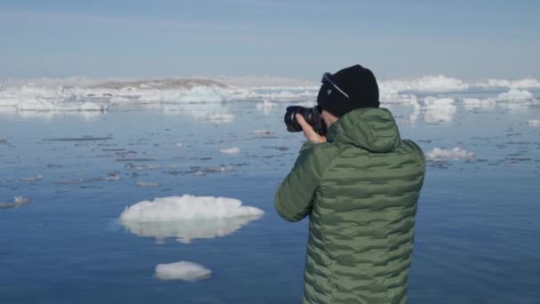 Średnie Ujęcie Mężczyzny Robiącego Zdjęcia Pływających Gór Lodowych Morzu Ilulissat — Wideo stockowe