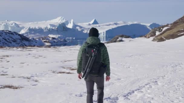 Tiro Ancho Hombre Caminando Solo Campo Montaña Nevado Través Los — Vídeo de stock