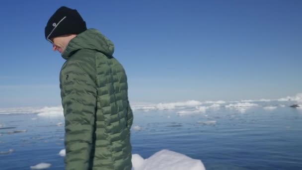 Średniej Klasy Mężczyzna Siedzący Szczycie Lodu Pobliżu Morza Ilulissat — Wideo stockowe