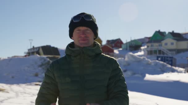 Egy Közeli Kép Egy Férfiról Aki Fényképezőgépét Használja Egy Illulissati — Stock videók
