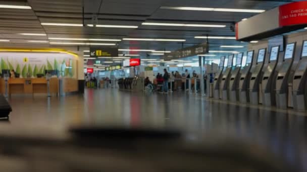 一些机场乘客在迪拜机场候机 — 图库视频影像