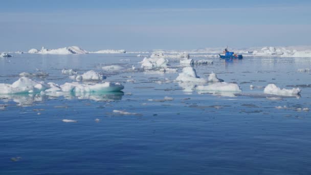 Une Vue Paysage Bateau Dérivant Proximité Des Icebergs Flottants Des — Video