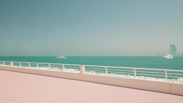 Панорамний Вид Камеру Показує Море Приватні Яхти Кам Яна Набережна — стокове відео