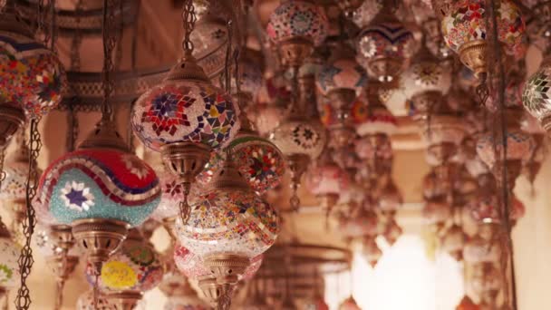 Традиційні Декоративні Світильники Різнокольоровими Візерунками Виставці Дубаї — стокове відео