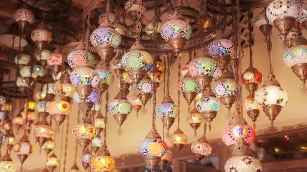 Schwenk Aufnahme Traditioneller Dekorativer Hängelampen Lebendigen Farben Einem Geschäft Dubai — Stockvideo