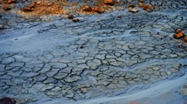 Myvatn, İzlanda 'da çamurlu, çatlak bir toprağı yakından çekiyoruz.