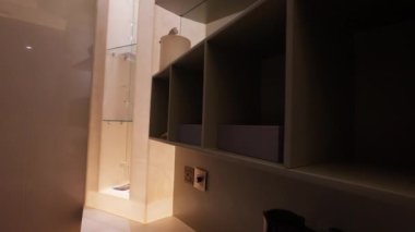 V Hotel Dubai 'de modern tasarlanmış bir otel odası masası..