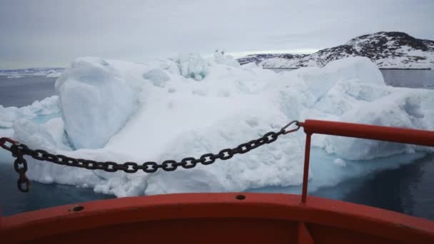 Merah Perahu Rantai Iceberg Laut — Stok Video