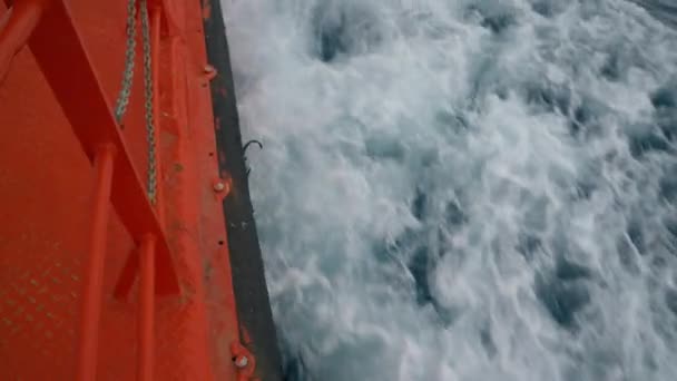 Корабль Красный Лодка Ваке Море — стоковое видео