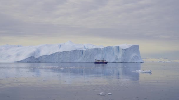 Hajó Jéghegy Óceán Tenger Grönland — Stock videók