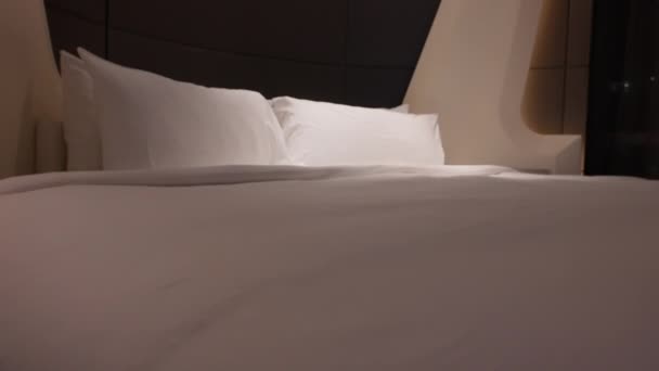 Nowoczesne Wnętrze Sypialni Hotelowej Okrągłym Łóżkiem Podświetlanym Zagłówkiem Hotelu Dubai — Wideo stockowe