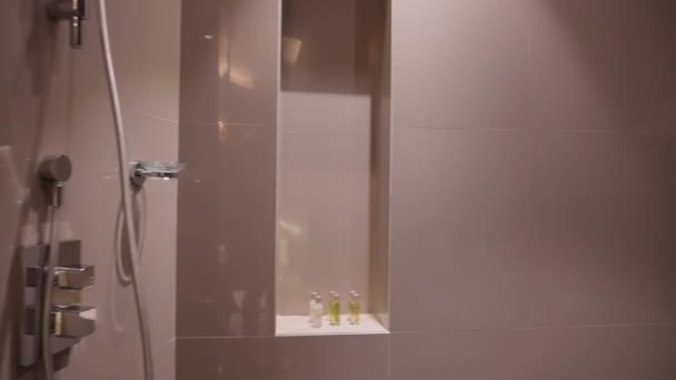 Nowoczesna Szara Łazienka Wanną Przyborami Toaletowymi Znajduje Się Hotelu Dubai — Wideo stockowe