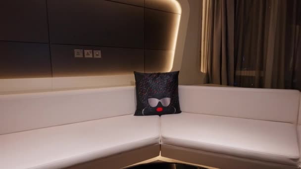 将枕头扔在迪拜V酒店客厅的现代化沙发上 — 图库视频影像