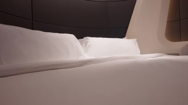 Vホテルドバイの部屋で丸いベッドの枕の上に暖かい柔らかい照明 — ストック動画