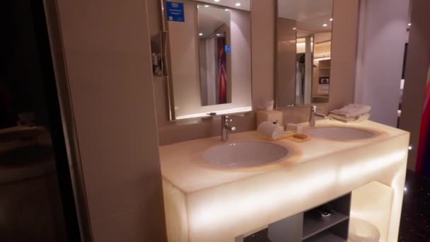 Ένα Μοντέρνο Σχέδιο Μπάνιου Ντουλάπα Ένα Δωμάτιο Στο Hotel Dubai — Αρχείο Βίντεο
